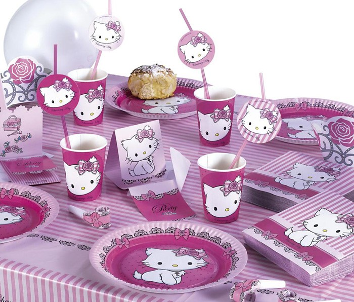 Посуд з героями мультфільмів Дитячий святковий стіл з посудом, прикрашеним мультиплікаційними героями, для веселого настрою.