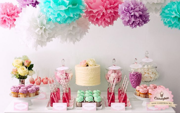 Солодкий дитячий стіл Солодкий стіл з різноманітними десертами та напоями на дитячому дні народження.