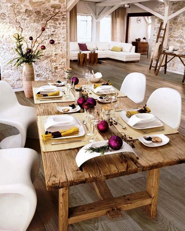 Атрибути новорічного столу Святкове новорічне сервірування столу з використанням свічок, ялинок та інших атрибутів свята.