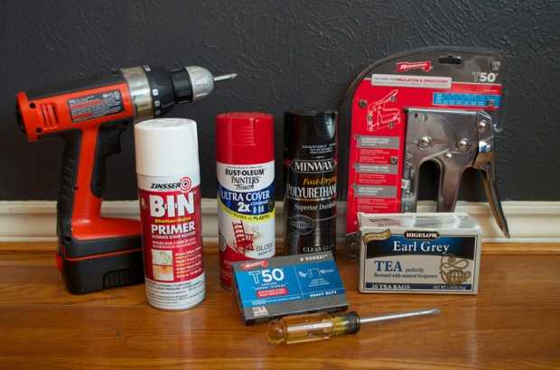 Яскраві стільці в їдальні Відреставровані старі стільці з яскравою сучасною тканиною в еклектичній їдальні.