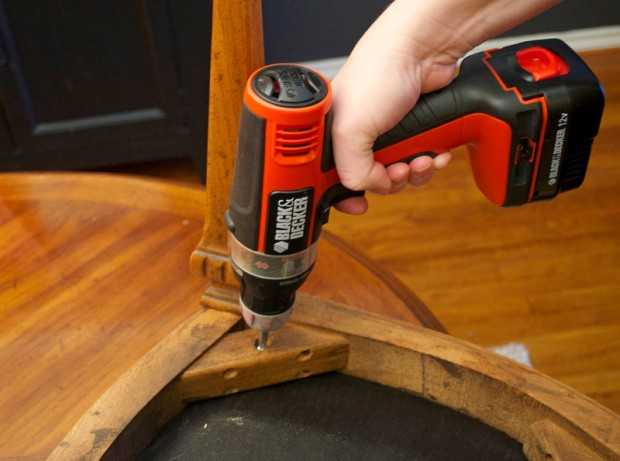 Еклектика в деталях Еклектична їдальня з відреставрованими старими стільцями та сучасною оббивкою.