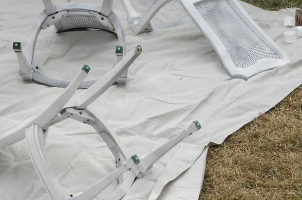 Сучасний малюнок на стільцях Старі стільці, оновлені тканиною з сучасним малюнком, в еклектичній їдальні.