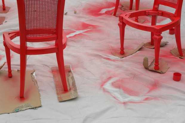 Яскрава оббивка стільців Еклектична їдальня з відреставрованими старими стільцями та яскравою сучасною оббивкою.