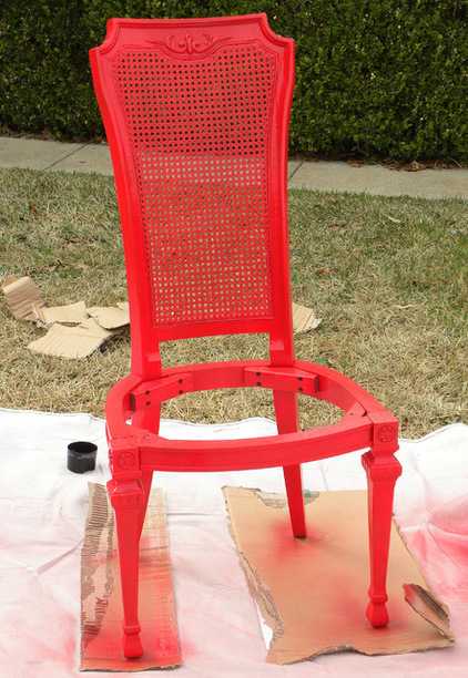 Вінтаж з сучасним акцентом Високий вінтажний стілець після реставрації з сучасною тканиною, частина еклектичного інтер'єру.