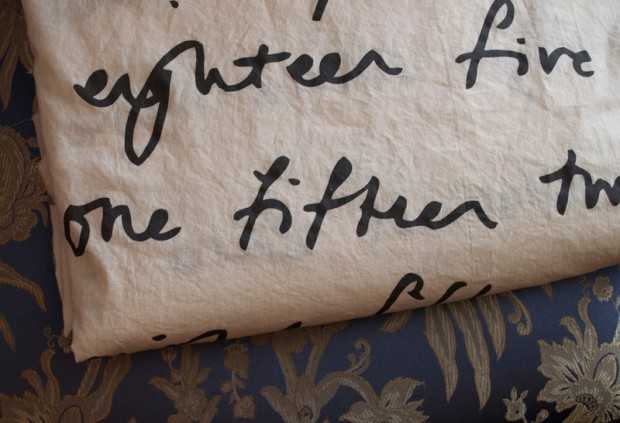 Оновлені стільці чаєм Відновлені старі стільці в їдальні, пофарбовані та оновлені за допомогою чаю та фарби.