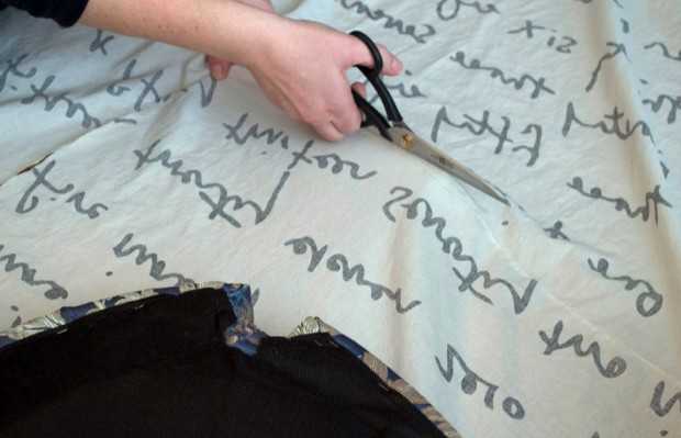 Еклектична реставрація Елегантні відреставровані стільці в еклектичній їдальні з використанням фарби та чаю.