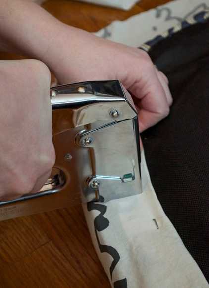 Вінтажний стілець Вертикальне фото відреставрованого стільця: фарбування та тонування чаєм для вінтажного стилю.