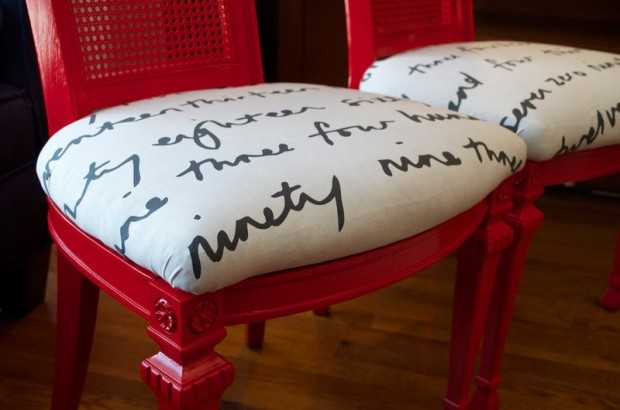 Сучасна реставрація Реставровані стільці в їдальні з використанням сучасних технік фарбування та обробки чаєм.