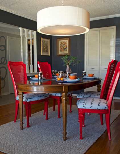 Оновлені старі стільці Відновлені старі стільці, пофарбовані та оновлені для сучасної їдальні.