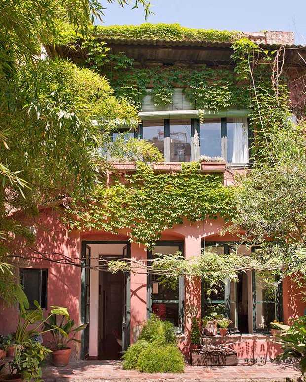 Затишок Барселонського будинку Дизайн інтер'єру будинку в Барселоні: затишна вітальня в еклектичному стилі з патіо.