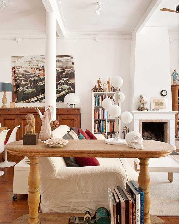 Спокійний сон у Барселоні Інтер'єр будинку в Барселоні: затишна спальня в еклектичному стилі з доступом до патіо.