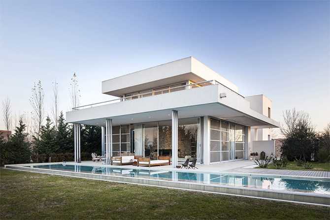 Будинок: Скло та бетон Сучасний будинок з великим склінням та бетонними елементами на березі мальовничого озера.