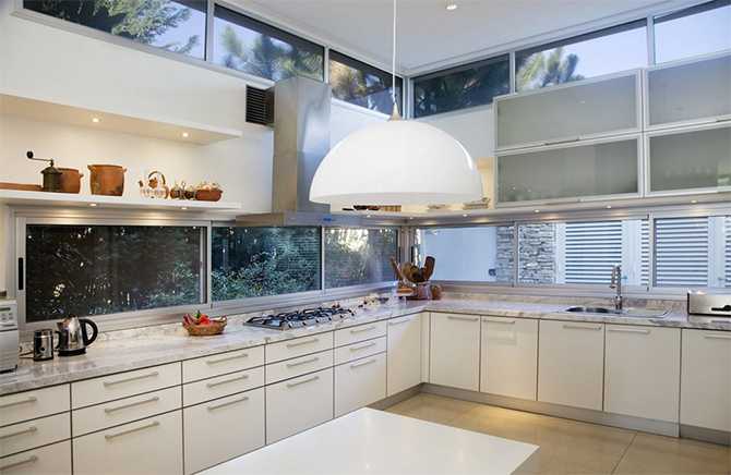 Камінь в кухні Сучасна кухня з використанням натурального каменю в інтер'єрі, елегантний дизайн.