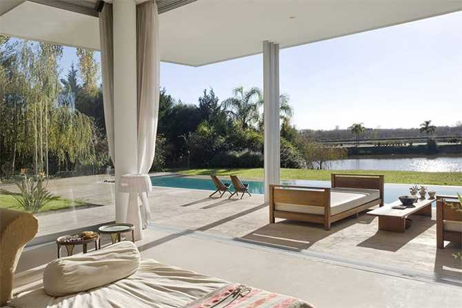 Еко-дизайн 2026 Сучасний особняк з великим склінням у стилі еко-дизайну з використанням натурального каменю.