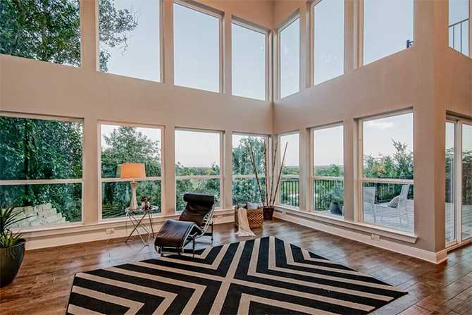 Будинок з панорамними вікнами Сучасний будинок на схилі в центрі міста з панорамними вікнами та сучасним дизайном.