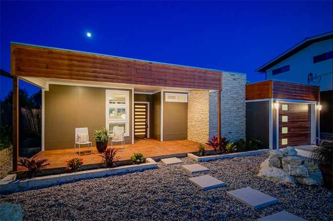 Будинок мрії в центрі Сучасний розкішний будинок на схилі в центрі міста з великою площею скління.