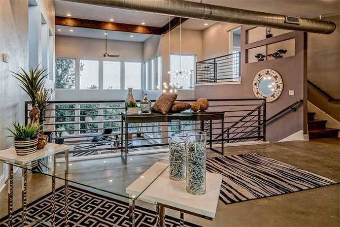 Другий рівень будинку Інтер'єр сучасного будинку на схилі: другий рівень з елегантним дизайном та світлими тонами.