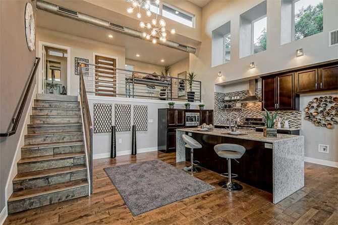 Вид на другий рівень Вид на другий рівень розкішного будинку з великою площею скління та сучасним дизайном.