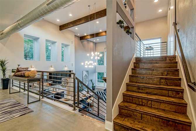 Сходи на третій рівень Сходи на третій рівень сучасного будинку з елегантним дизайном та природним освітленням.