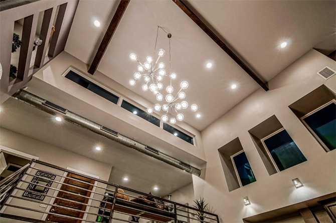 Високі стелі Високі стелі в сучасному будинку, що створюють відчуття простору та розкоші.