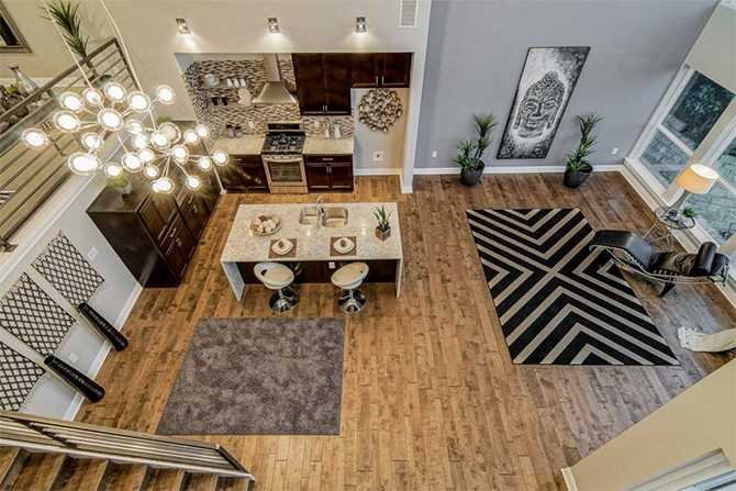 Вітальня зверху Вид зверху на вітальню сучасного будинку з елегантними меблями та великою площею скління.