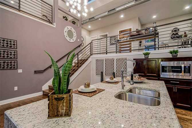 Сучасна кухня Сучасна кухня в розкішному будинку з мінімалістичним дизайном та функціональною технікою.