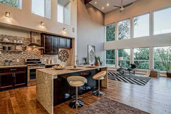 Кухня-вітальня Кухня-вітальня в сучасному будинку з великою площею скління та елегантним дизайном.