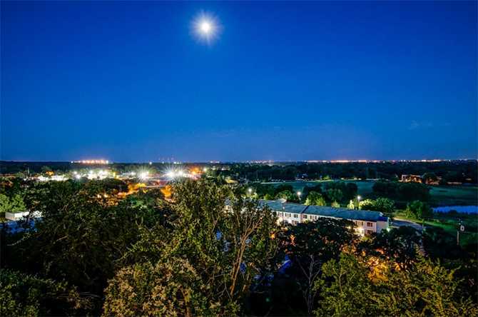 Сучасна розкіш в центрі Розкішний будинок на схилі в центрі міста з великою площею скління, сучасний стиль 2026.