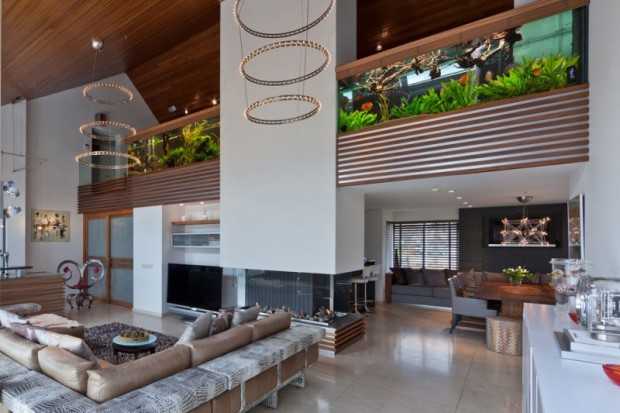 Сірий та акваріум Дворівнева студія в сірих тонах з акваріумом, сучасний дизайн інтер'єру 2026.