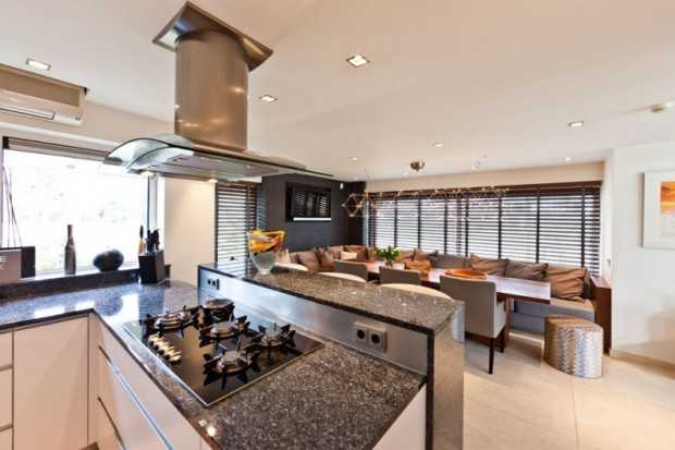 Сірий аквадизайн Інтер'єр в сірих тонах з великим акваріумом, сучасний дизайн 2026 року.