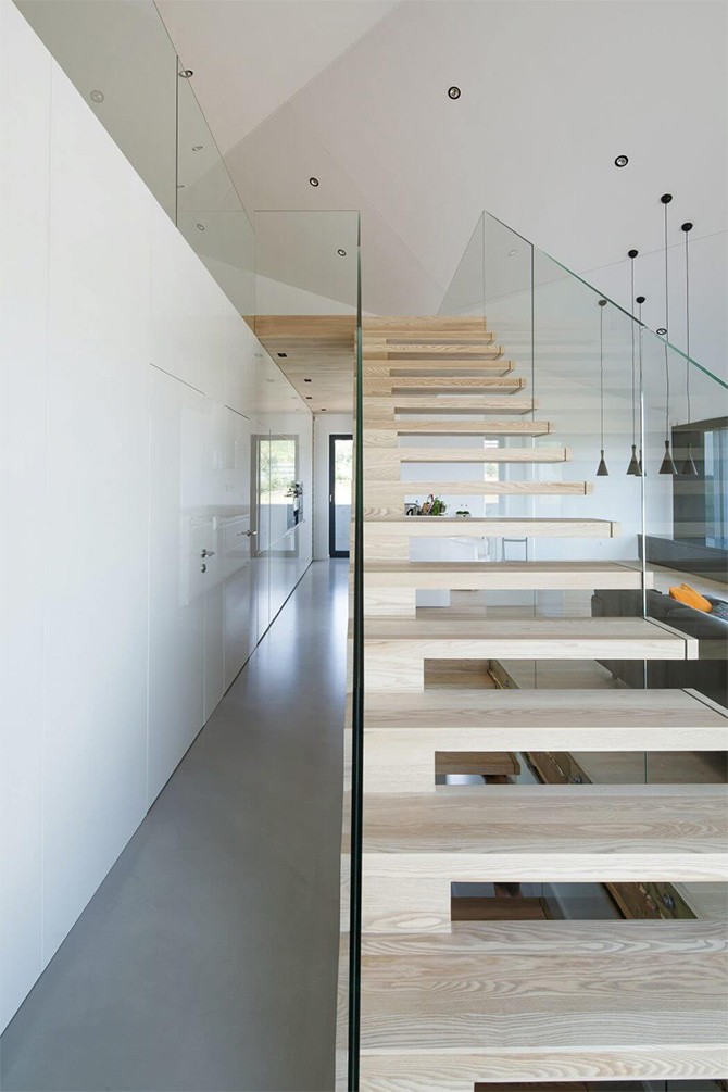 Сходи вгору Елегантні сходи в сучасному будинку зі складною геометрією фасадів: дизайн 2026.