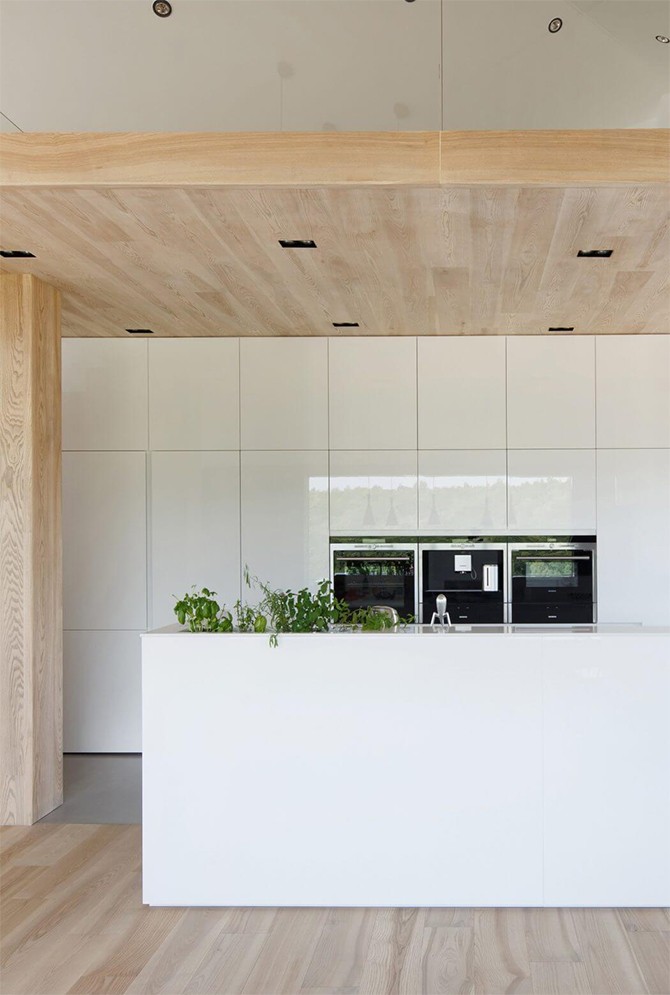 Кухня: сучасний стиль Сучасний кухонний гарнітур в будинку зі складною геометрією фасаду, контрастні кольори.