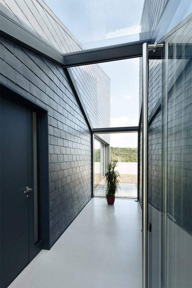 Мистецтво в домі Галерея в будинку зі складною геометрією фасаду, сучасне мистецтво та дизайн.