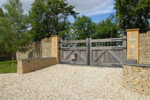 Модерн і камінь Реконструкція старого будинку: поєднання модерну та автентичної кам'яної кладки в інтер'єрі.