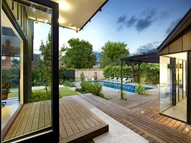 Хол в Стилі Еклектика Еклектичний хол 2026: дзеркало у вікторіанському стилі та сучасне освітлення в Мельбурні.