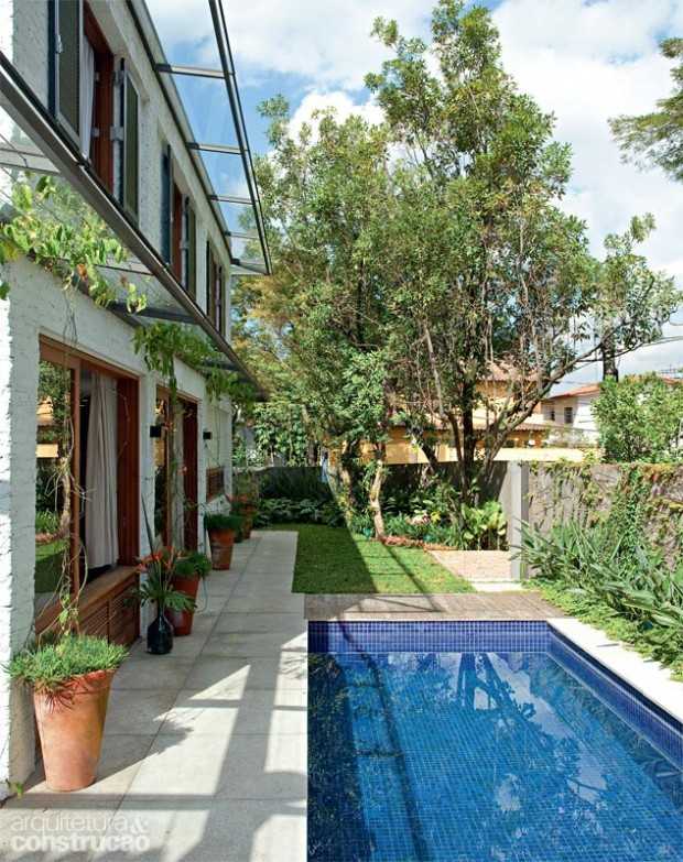 Вітальня в Сан-Паулу Реконструкція будинку в Сан-Паулу: затишна вітальня з яскравими акцентами в інтер'єрі.