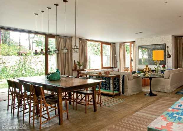 Сучасна кухня в Сан-Паулу Реконструкція будинку: простора кухня з сучасним дизайном та яскравими акцентами.