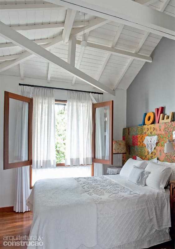 Дитяча з яскравими акцентами Яскраві кольори в інтер'єрі дитячої кімнати в будинку після реконструкції в Сан-Паулу.