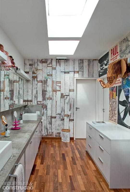 Кабінет в сучасному стилі Реконструкція будинку: стильний кабінет з робочим місцем та зоною для відпочинку.