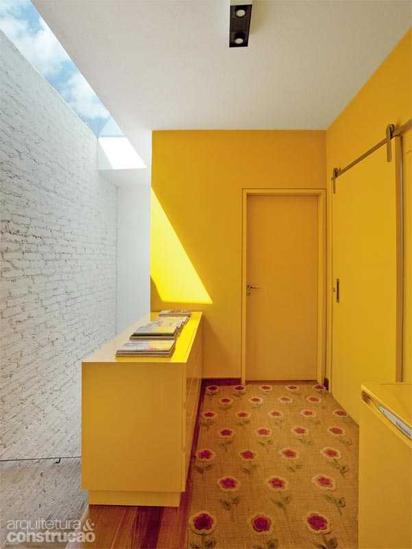 Тераса з зоною відпочинку Дизайн інтер'єру будинку в Сан-Паулу: тераса з зоною відпочинку та зеленими рослинами.