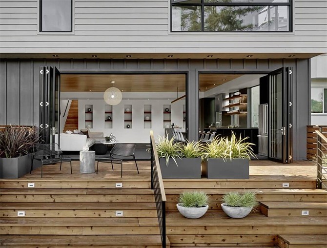 Тераса у стилі Mid-century Відкрита тераса в стилі Mid-century з елементами скандинавського дизайну, вид на 2026 рік