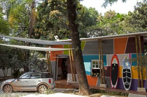 Модерн і живопис Дизайн заміського будинку в стилі модерн 2026: екстер'єр, натхненний живописом, яскраві кольори.