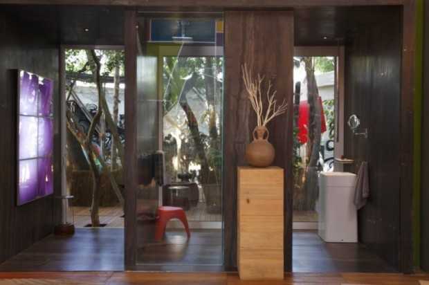 Природний модерн Елегантний дизайн заміського будинку в стилі модерн з використанням природних матеріалів.