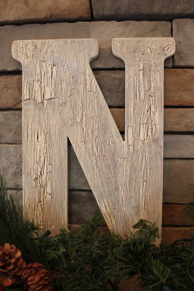 Кракелюр: ефект старого дерева Реставрація меблів кракелюром: крупний план ефекту розтріскування латексної фарби на старому комоді.