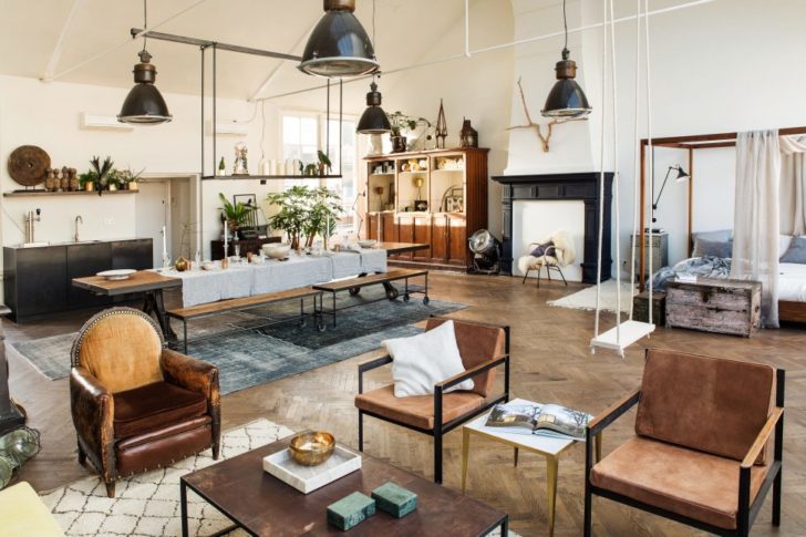 Точкове світло в лофті Сучасна стеля в стилі лофт з точковими світильниками та бетонною текстурою.