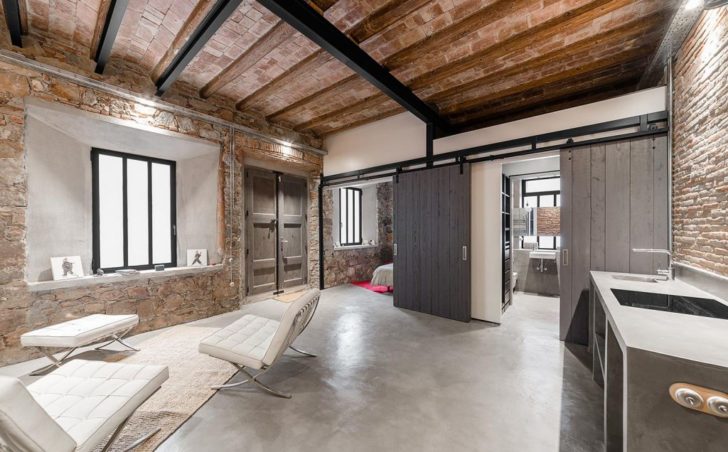 Балки і світло: лофт декор Ефектна стеля в стилі лофт з декоративними балками та оригінальними світильниками.