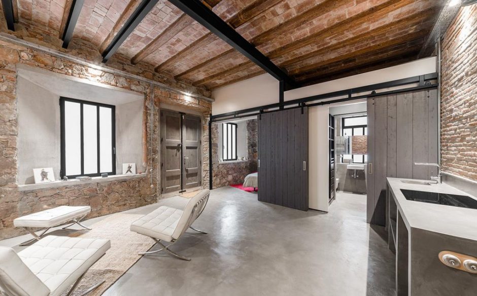 Бетон і підвіси: лофт освітлення Бетонна стеля в стилі лофт з підвісними світильниками та відкритими вентиляційними трубами.