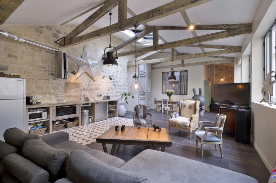 Чорний лофт: стиль та глибина Стеля в стилі лофт з чорним матовим покриттям та промисловими світильниками для освітлення.