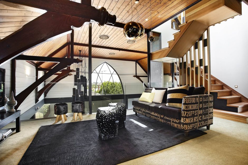 Лофт: еклектика на стелі Еклектична стеля в стилі лофт з поєднанням бетону, дерева та металу, 2026 рік