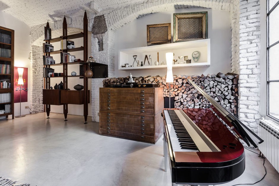 Індустріальний шик 2026 Сучасна стеля в стилі лофт з відкритими комунікаціями та індустріальними світильниками, 2026